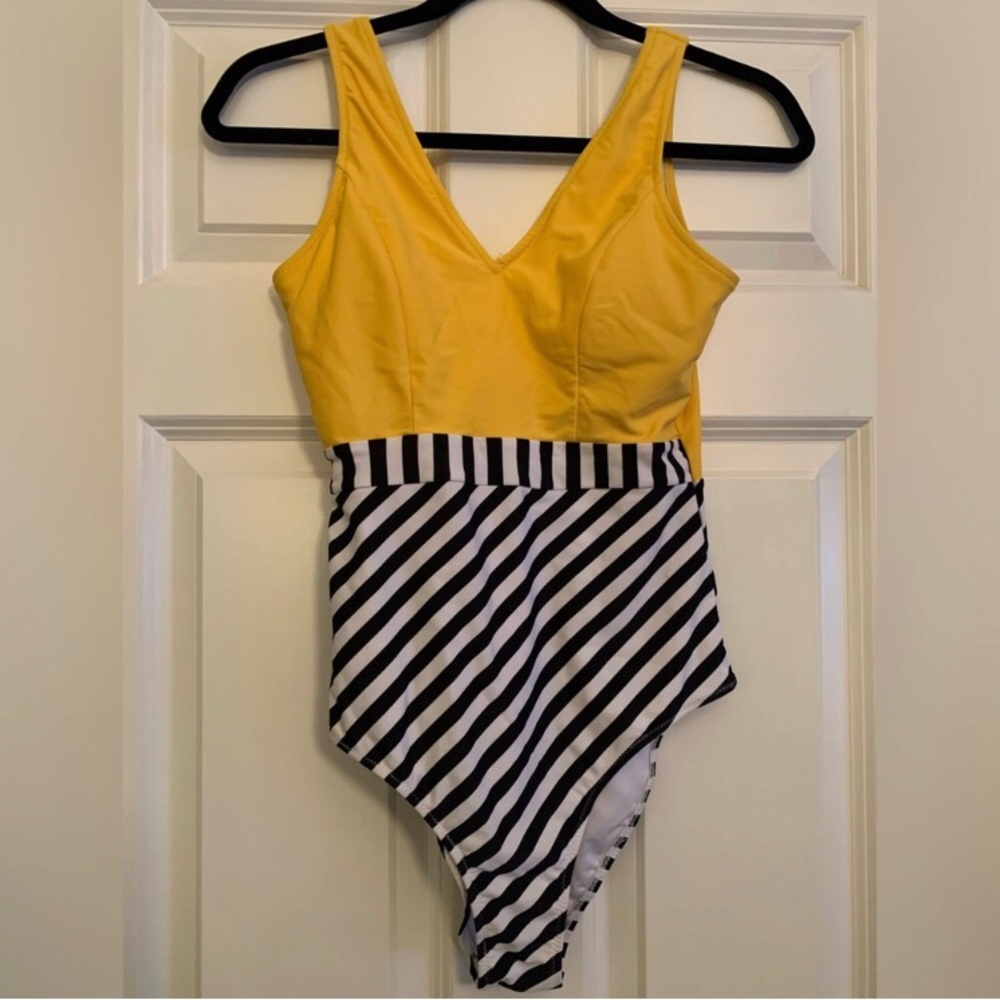 Cupshe Woman’s One Piece Swim Suit size Small